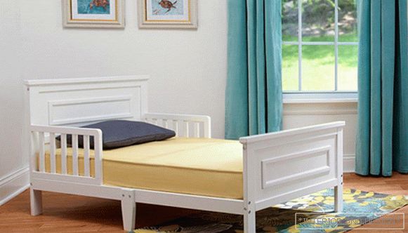 Bed for a three year old child with sides - 1