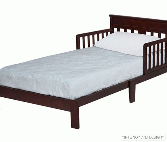Bed for a three year old child with sides - 4