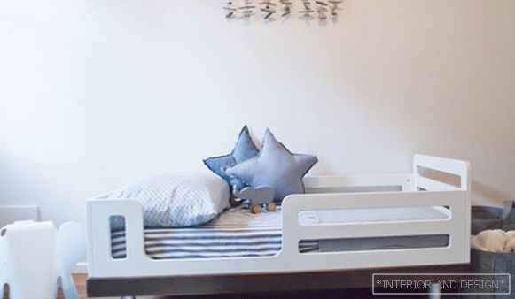 Bed for a three year old child with sides - 5