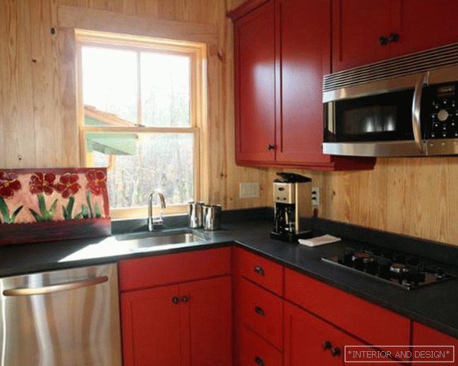 Kitchen with red tones