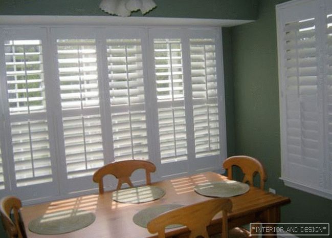Horizontal blinds to the kitchen